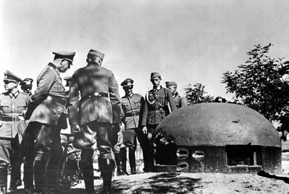 Ligne Maginot - FERMONT - A2 - (Ouvrage d'artillerie) - L'entrée des hommes en 1940
Des officiers allemands examinent la cloche GFM Est dans laquelle le soldat Florian Piton à été tué
 - Inconnu
