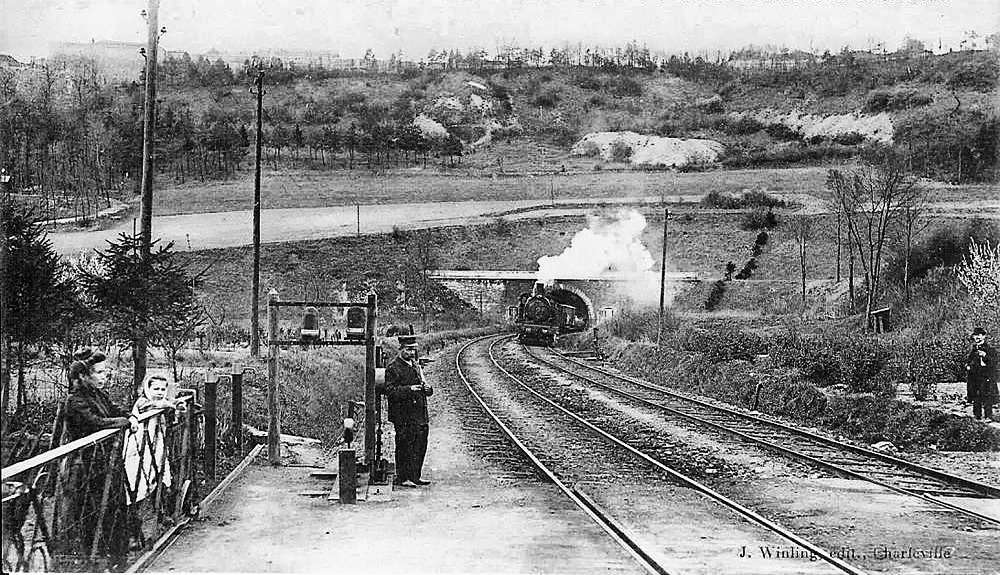 Ligne Maginot - TUNNEL DE GIVET - (Blockhaus pour arme infanterie) - Carte postale aux environs de  1920
Les meurtrières sont visibles sur la photo