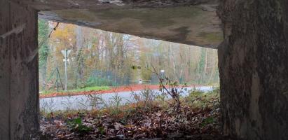 Ligne Maginot - 3 - UNTERJAEGERHOF - ROUTE DU WALDHOF - (Casemate d'infanterie - Simple) - Chambre de tir gauche, vue depuis le créneau mitrailleuse (route du Fort Ney)