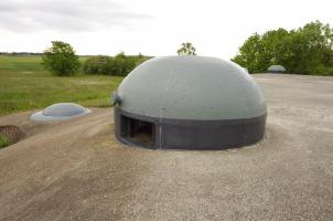 Ligne Maginot - BOIS DU FOUR - A5 - (Ouvrage d'infanterie) - Superstructures
La cloche GFM et tourelle de mitrailleuses en contrebas