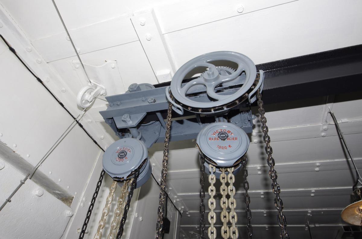 Ligne Maginot - BOIS DU FOUR - A5 - (Ouvrage d'infanterie) - Chambre de tir mortier Est
Palan de manutention au-dessus d'un des mortiers de 81