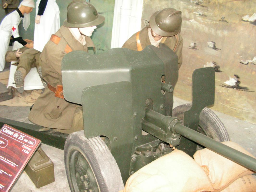 Ligne Maginot - Canon AC de 25 SA mle 1934 Hotchkiss -    Musée des Blindés (Saumur)