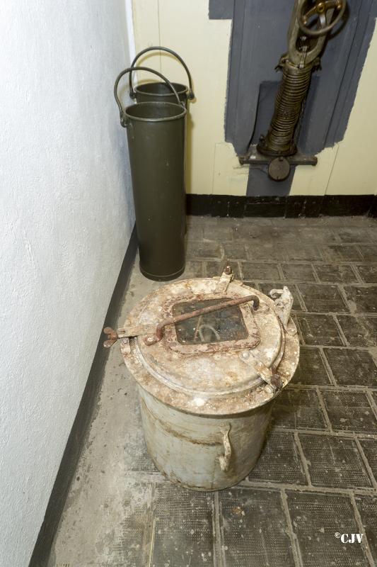 Ligne Maginot - SENTZICH - A16 - (Ouvrage d'infanterie) - Réceptacle à douilles équipant la tourelle de mitrailleuses avant sa modification pour y installer une arme mixte