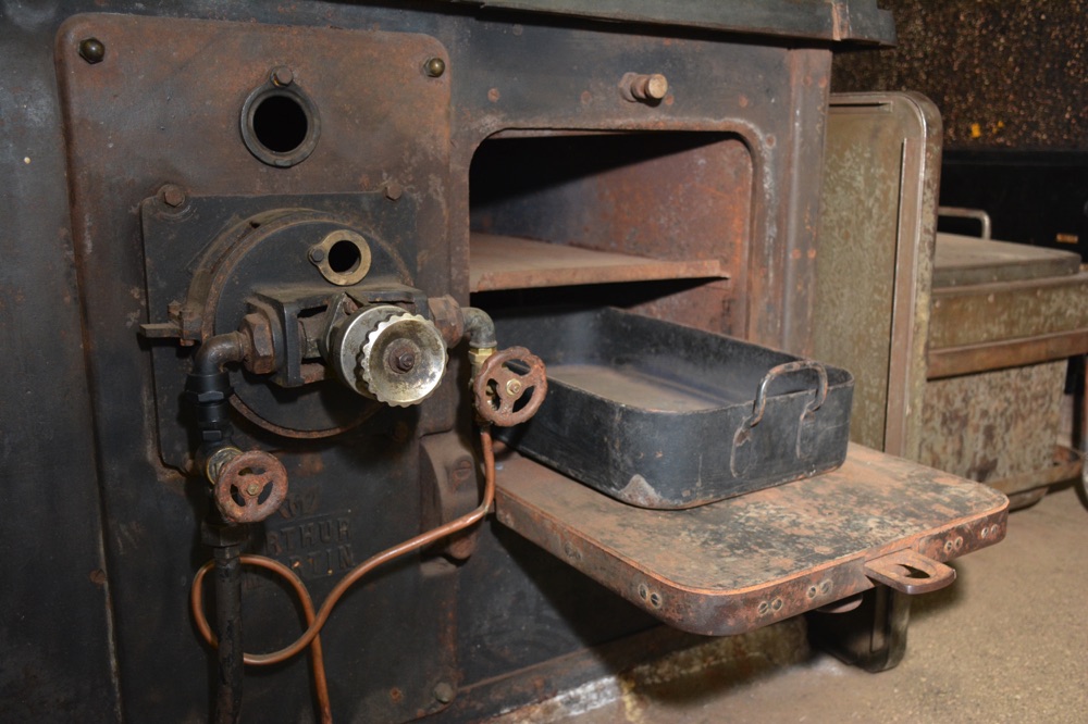 Ligne Maginot - Cuisinière Athrur-Martin - Le brûleur à gas-oil.
Noter la molette de réglage de puissance et les deux conduites alimentant le bruleur, l'une pour l'air comprimé, l'autre pour le gas-oil sous pression.