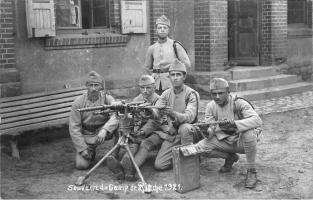 Ligne Maginot - BITCHE - (Camp de sureté) - Mitrailleurs du 172° RI avec leur  Mitrailleuse Hotchkiss mie 1914
Photo prise au camp de Bitche en 1921