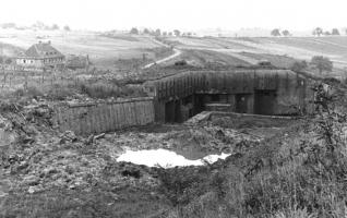 Ligne Maginot - HOCHWALD - (Ouvrage d'artillerie) - Bloc 3
Bloc de contre-escarpe double du fossé antichar coté Est
A l'arrière la ferme de la Walkmuhl, disparue depuis