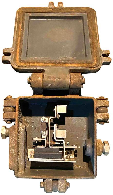 Ligne Maginot - Boite de raccordement aero-souterrain pour un circuit -  Le boitier ouvert
Le dispositif de protection est en place, seuls manquent les deux éclateurs à gaz.