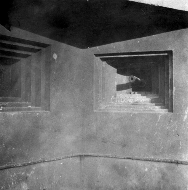 Ligne Maginot - SCHOENENBOURG - (Ouvrage d'artillerie) - L'entrée des hommes 
Le canon de 47 mm antichar