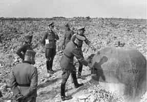 Ligne Maginot - FERMONT - A2 - (Ouvrage d'artillerie) - Le bloc 1 après les combats
Des officiers allemands examinent la cloche GFM 
