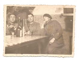 Ligne Maginot - METRICH NORD - C50 - (Casemate d'infanterie - Simple) - Mars 1940 a l'intérieur de la C50, Léon Geoffroy au centre. Noter les uniformes : certains ont la marque du 168° RIF (temps de paix) et d'autres celle du 167° RIF (temps de guerre).