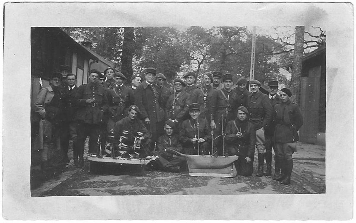 Ligne Maginot - FERMONT - A2 - (Ouvrage d'artillerie) - Photo prise dans le casernement léger de l'ouvrage de Fermont
Le Lt Scherb Jacques qui commandait le bloc 7, assis à droite sur la photo. Il avait la passion du modélisme. Au dessus, avec la barbe, le Cdt Brousse qui dirige l'ouvrage de fermont - Inconnu