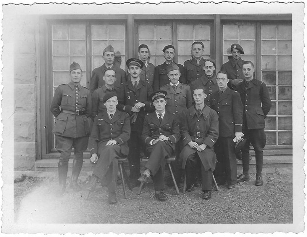 Ligne Maginot - DONCOURT - (Camp de sureté) - Photo prise devant le cercle mess des officiers
Le Lt Scherb Jacques qui commandait le bloc 7, en haut à droite avec le béret. - Inconnu