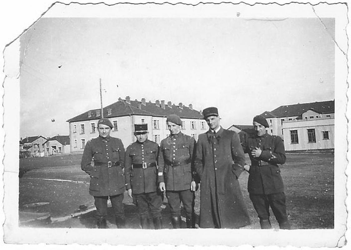 Ligne Maginot - DONCOURT - (Camp de sureté) - Officiers du 149° RIF
Le Lt Scherb Jacques qui commandait le bloc 7 de l'ouvrage de Fermont, 2ème à droite.