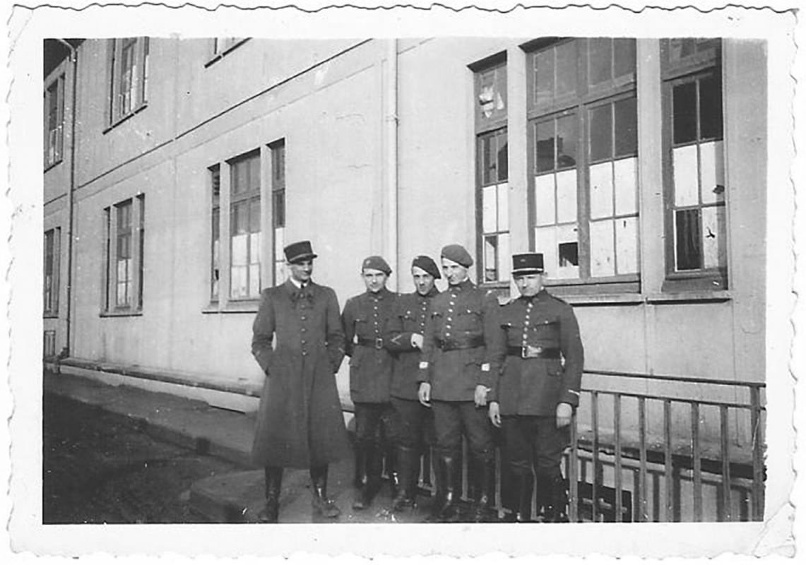 Ligne Maginot - DONCOURT - (Camp de sureté) - Officiers du 149° RIF
Le Lt Scherb Jacques qui commandait le bloc 7 de l'ouvrage de Fermont, 1er à gauche.