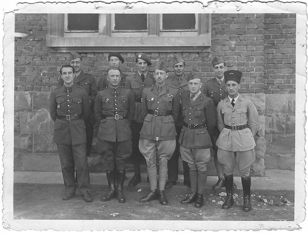 Ligne Maginot - DONCOURT - (Camp de sureté) - Officiers devant le cercle mess des officiers ?
Le Lt Scherb Jacques qui commandait le bloc 7 de l'ouvrage de Fermont au milieu du rang arrière 