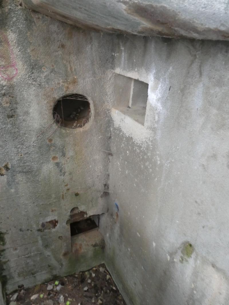 Ligne Maginot - ROQUEBRUNE - CORNILLAT - (Ouvrage d'artillerie) - Bloc 4
Créneau FM et issue de secours