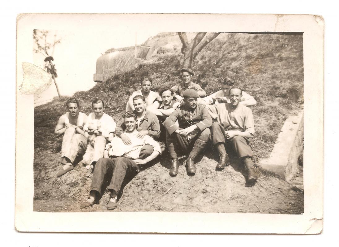 Ligne Maginot - METRICH NORD - C50 - (Casemate d'infanterie - Simple) - Bain de soleil devant la C50. Léon Geoffroy est en tenue.