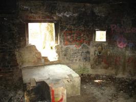 Ligne Maginot - LE QUESNOY - (Stand de tir) - Le blockhaus d'entrainement aux armes antichar
Les deux créneaux, à gauche pour pièce antichar, à droite, probablement pour mitrailleuse