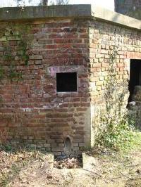Ligne Maginot - LE QUESNOY - (Stand de tir) - Le blockhaus d'entrainement aux armes antichar
Le créneau pour arme automatique avec sa fosse à douille à l'extérieur.