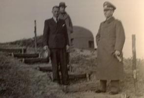 Ligne Maginot - HACKENBERG - A19 - (Ouvrage d'artillerie) - Officier allemand devant un des cloche GFM de la chapelle du Hackenberg