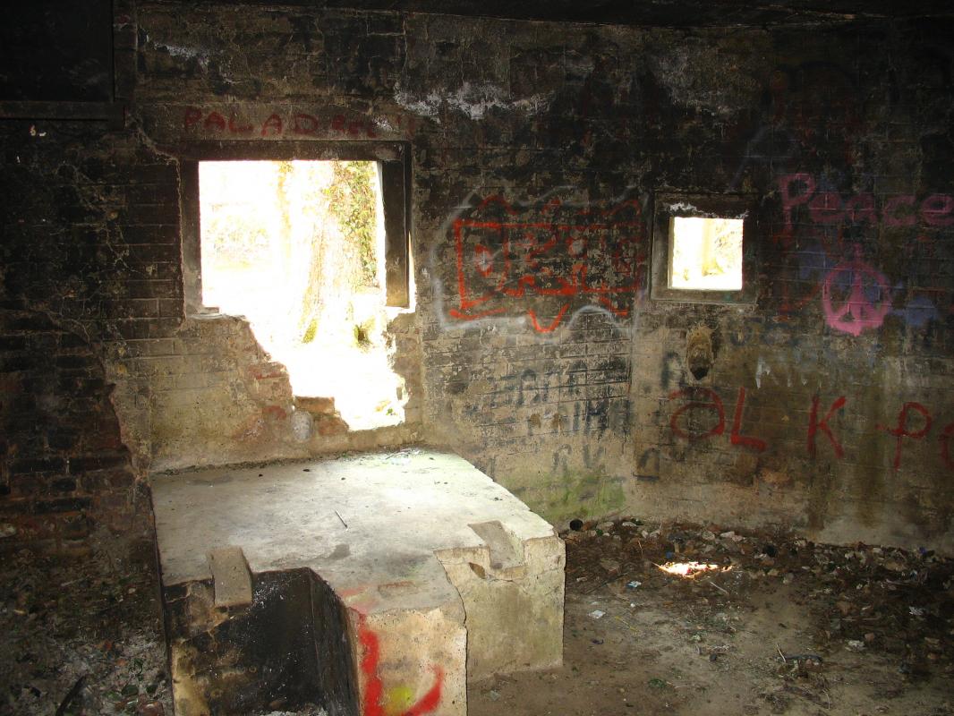 Ligne Maginot - LE QUESNOY - (Stand de tir) - Le blockhaus d'entrainement aux armes antichar
Les deux créneaux, à gauche pour pièce antichar, à droite, probablement pour mitrailleuse