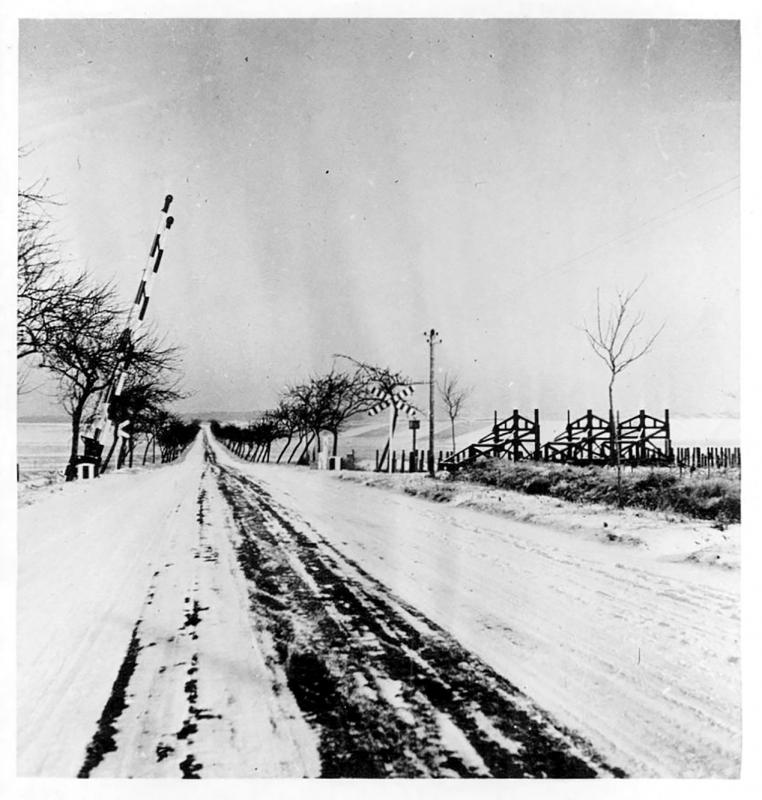 Ligne Maginot - SOETRICH - A11 - (Ouvrage d'artillerie) - Le barrage routier au niveau des avants de l'ouvrage sur la RN 53.
Noter la présence des éléments de Cointet destinés à renforcer la barrière routiére et la signalisation de celle ci par les deux  croix de Saint-André. - J. Clair-Guyot
