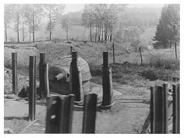 Ligne Maginot - TD21 - (Cuve pour arme d'infanterie) - La tourelle TD21 à l'avant plan.
Sur la gauche de l'image à l'arrière plan, la TD 21'
Noter la proximité du réseau antichar obérant fortement le champ de tir de la TD