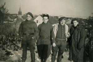 Ligne Maginot - 133° Régiment d'Infanterie de Forteresse (RIF) - Hommes du 133° RIF avec le village d'Etting à l'arrière plan
Hiver 39-40
