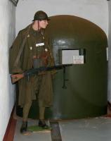 Ligne Maginot - Fantassin du 168e RIF - Uniforme d'un fantassin du 168e RIF avec FM 24/29 devant une fausse cloche GFM - Musée Hackenberg