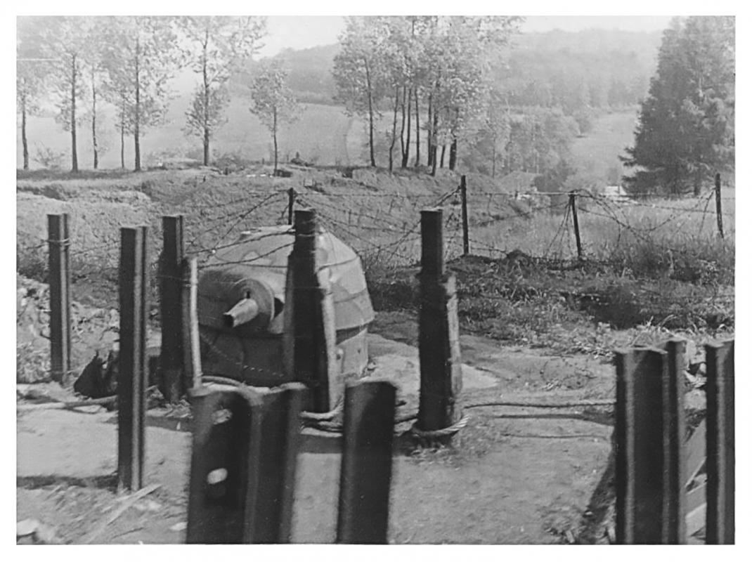 Ligne Maginot - TD21 - (Cuve pour arme d'infanterie) - La tourelle TD21 à l'avant plan.
Sur la gauche de l'image à l'arrière plan, la TD 21'
Noter la proximité du réseau antichar obérant fortement le champ de tir de la TD