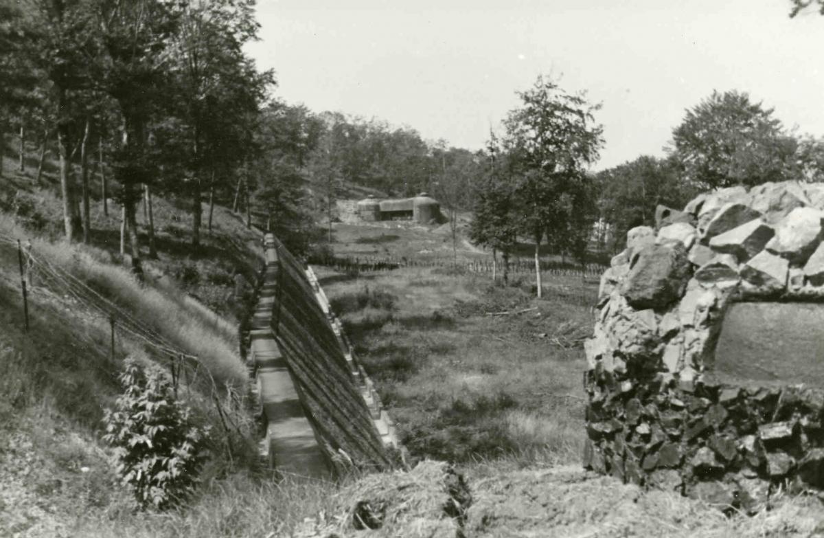 Ligne Maginot - HACKENBERG - A19 - (Ouvrage d'artillerie) - Hackenberg, le bloc 24 et l'escarpement vus du bloc 23 au cours de l'été 1940. - Inconnu