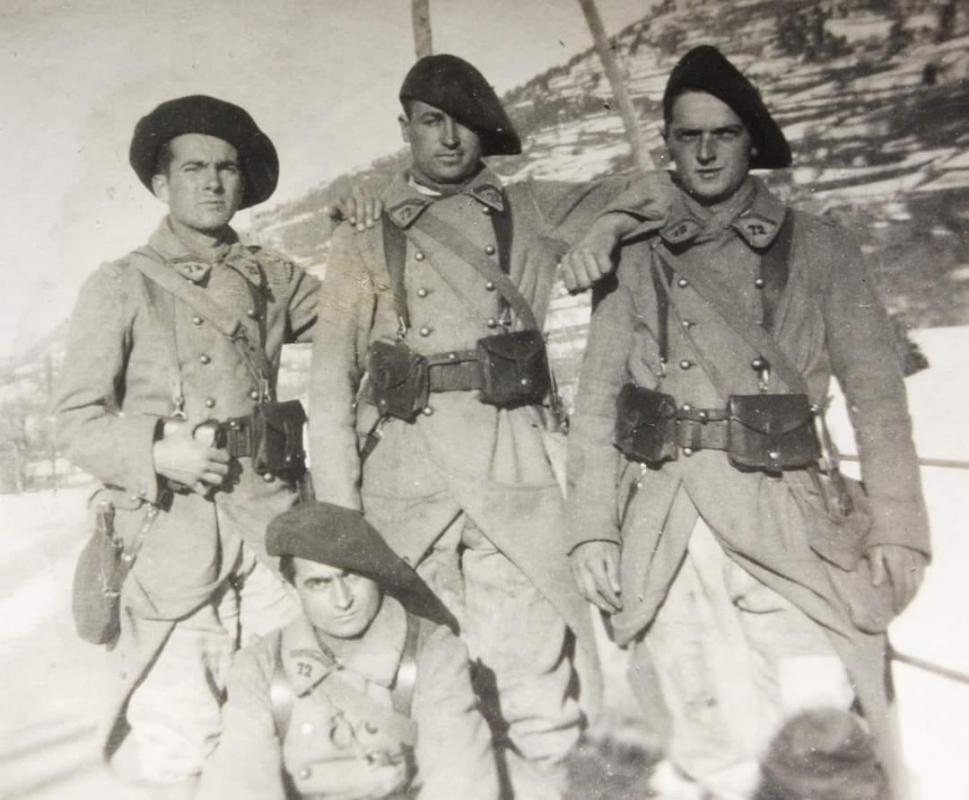 Ligne Maginot - 72° Bataillon Alpin de Forteresse (BAF) - Chasseurs du 72° BAF en décembre 39
L'alpin Joseph Carre au centre de la photo