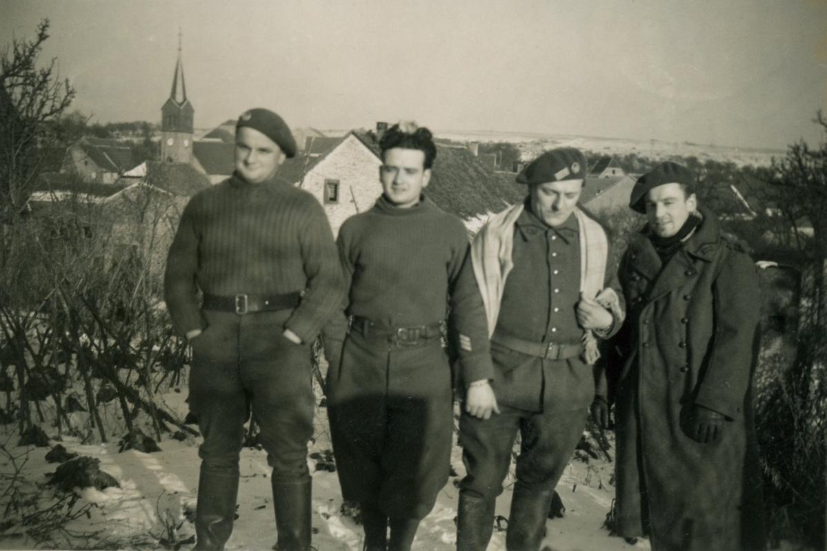 Ligne Maginot - 133° Régiment d'Infanterie de Forteresse (RIF) - Hommes du 133° RIF avec le village d'Etting à l'arrière plan
Hiver 39-40