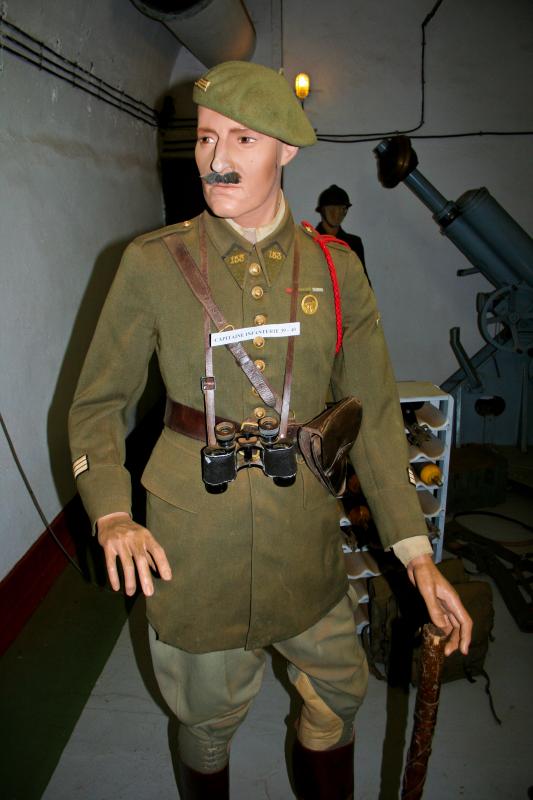 Ligne Maginot - Capitaine du 153e RIF - Uniforme de capitaine du 153e RIF au musée du Hackenberg
