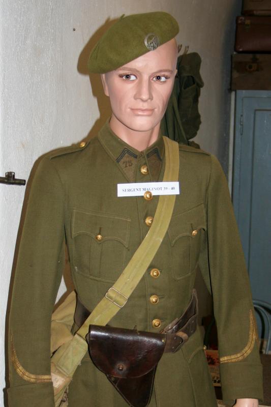 Ligne Maginot - Sergent 75e BAF - Uniforme d'un sergent du 75e BAF - Musée Hackenberg
Le béret porté n'est pas conforme à la tenue.
