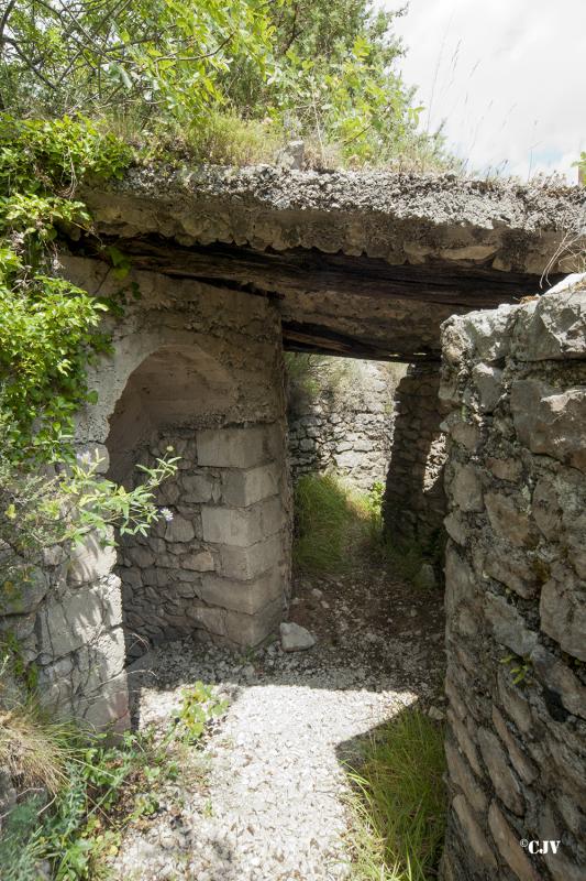 Ligne Maginot - CASTES RUINES 1 - (Observatoire d'infanterie) - La tranchée sud avec l’entrée du passage sous-terrain  vers la tranchée nord
L'entrée sud - Lia VERMEULEN