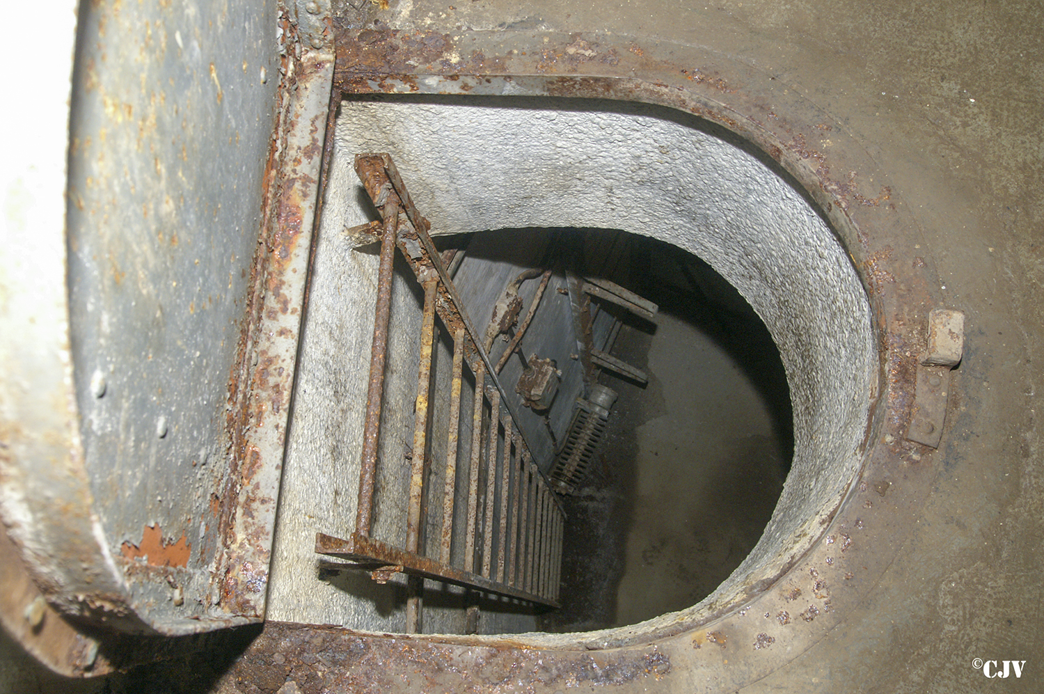 Ligne Maginot - ROCHE LA CROIX (RLC) - (Ouvrage d'artillerie) - Bloc 6
Trappe vers l'ancien égout du bloc 5 et la galerie vers le bloc 6