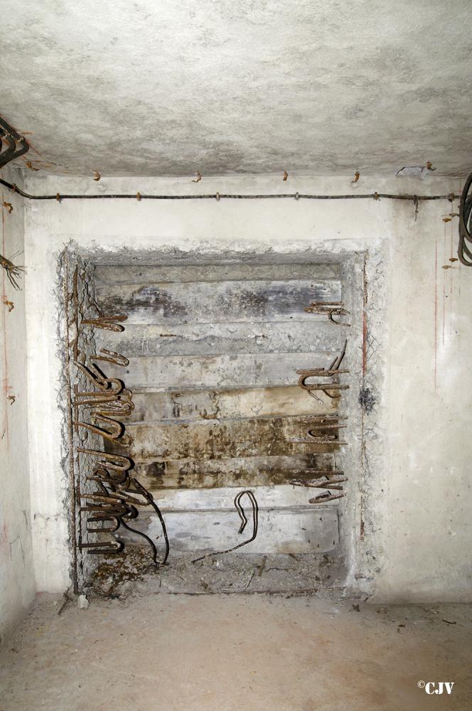Ligne Maginot - ROCHE LA CROIX (RLC) - (Ouvrage d'artillerie) - Bloc 6
L'ouverture, actuellement bouché, était prévu pour un projecteur