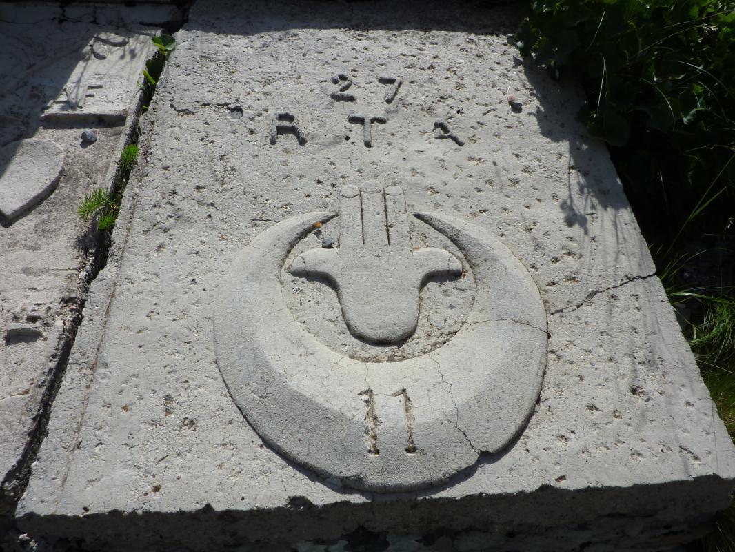 Géoglyphes et stèles des troupes coloniales