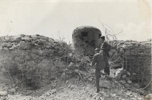 Ligne Maginot - 32/1 - FORT MORTIER - (Casemate d'infanterie - Double) - La casemate 32/1 de Fort Mortier après avoir été martelée par les FLAK 88 lors de l'offensive 'Klein Bär' du 15 juin 1940. 

La cloche a été presque déchaussée par les impacts.