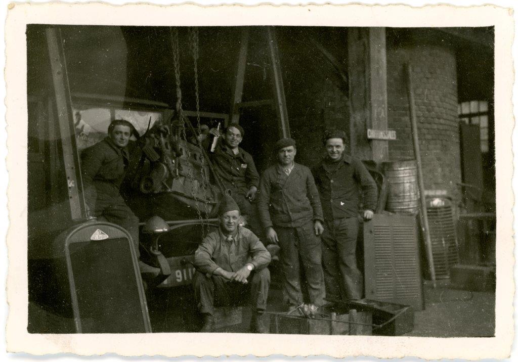 Ligne Maginot - 242/7° Compagnie Automobile et de Quartier Général du Train de Secteur Fortifié - Réparation d'un camion par l'atelier automobile de la Cie.
Photo prise à Hangenbach