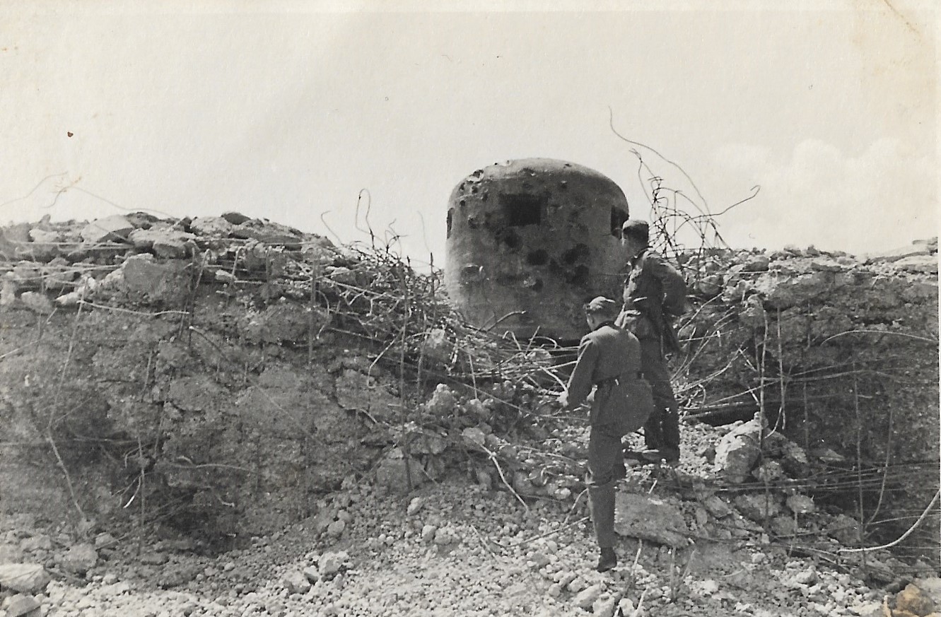 Ligne Maginot - 32/1 - FORT MORTIER - (Casemate d'infanterie - Double) - La casemate 32/1 de Fort Mortier après avoir été martelée par les FLAK 88 lors de l'offensive 'Klein Bär' du 15 juin 1940. 

La cloche a été presque déchaussée par les impacts.