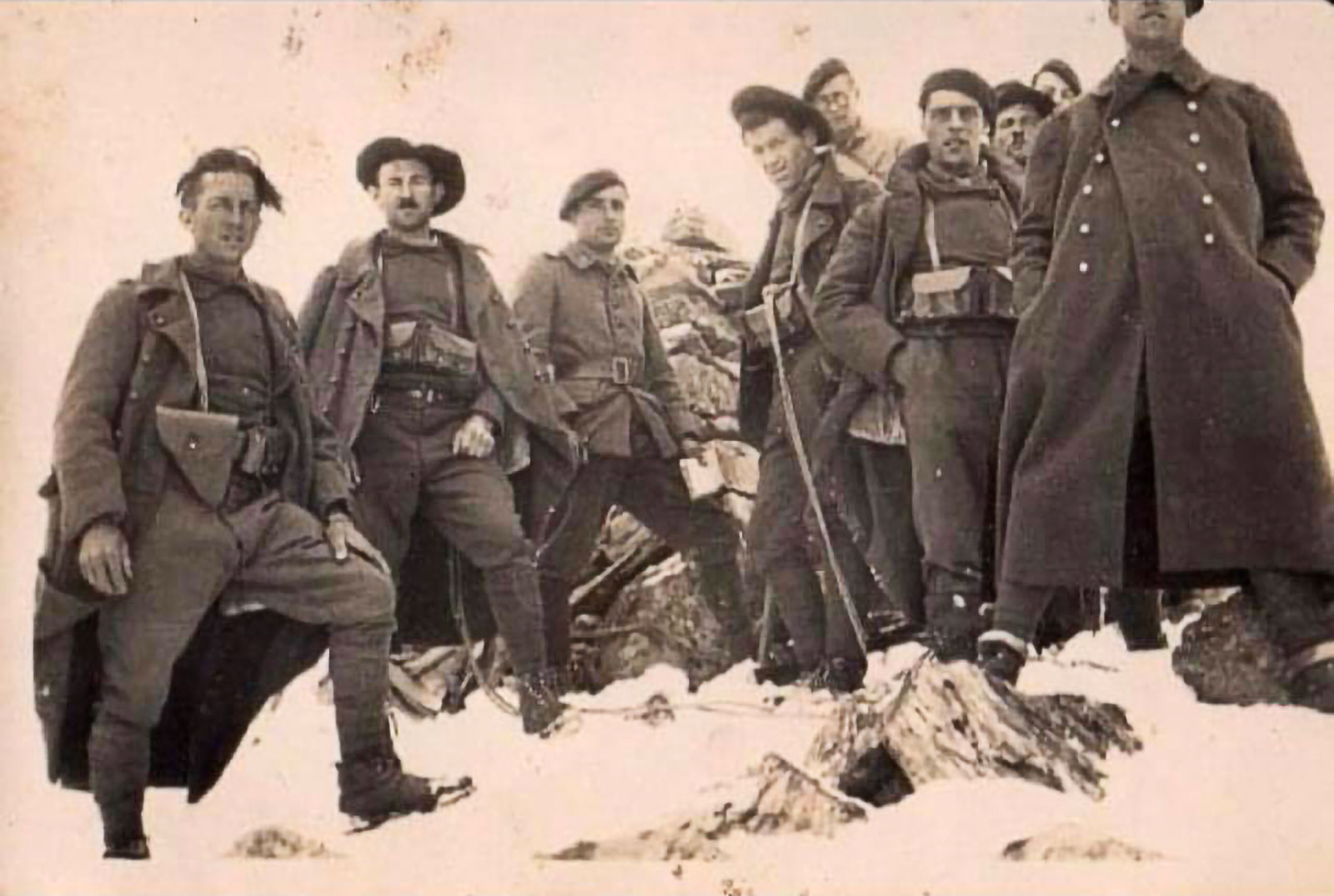 Ligne Maginot - 70° Bataillon Alpin de Forteresse (BAF) - Le sous-lieutenant Paul Pichot avec quelques hommes de sa section.
probablement prise vers le col de l'Iseran