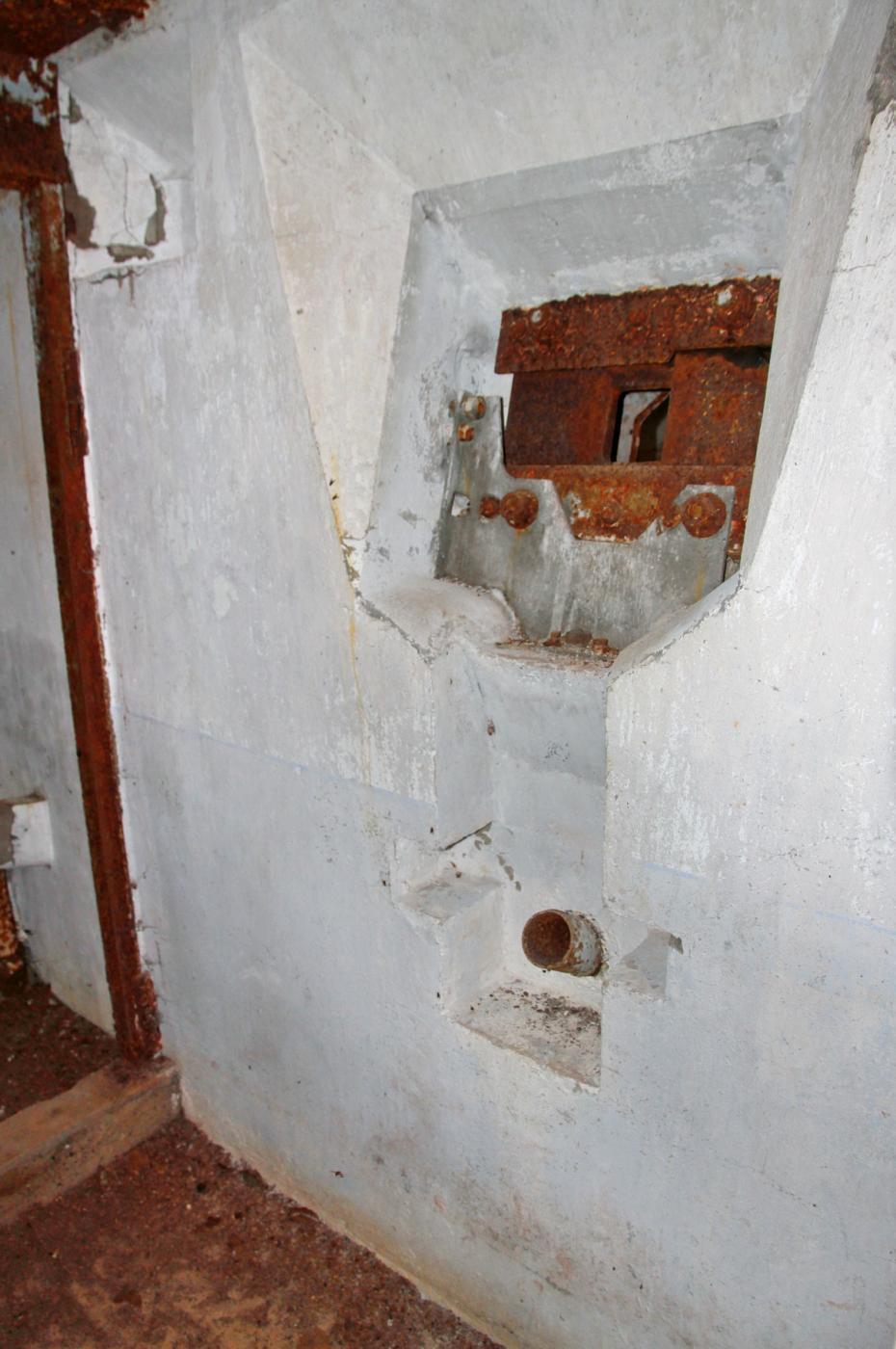 Ligne Maginot - NONNENHARDT N°5 - (Blockhaus pour arme infanterie) - Noter l'inclinaison vers le bas du créneau FM principal - Jean-Michel Jolas