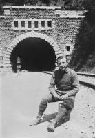 Ligne Maginot - GRAZIAN SUD  (TUNNEL DE ) - (Blockhaus pour arme infanterie) - L'entrée sud du tunnel du Grazian avant sa destruction en juin 1940 avec l'un des hommes chargés de sa garde