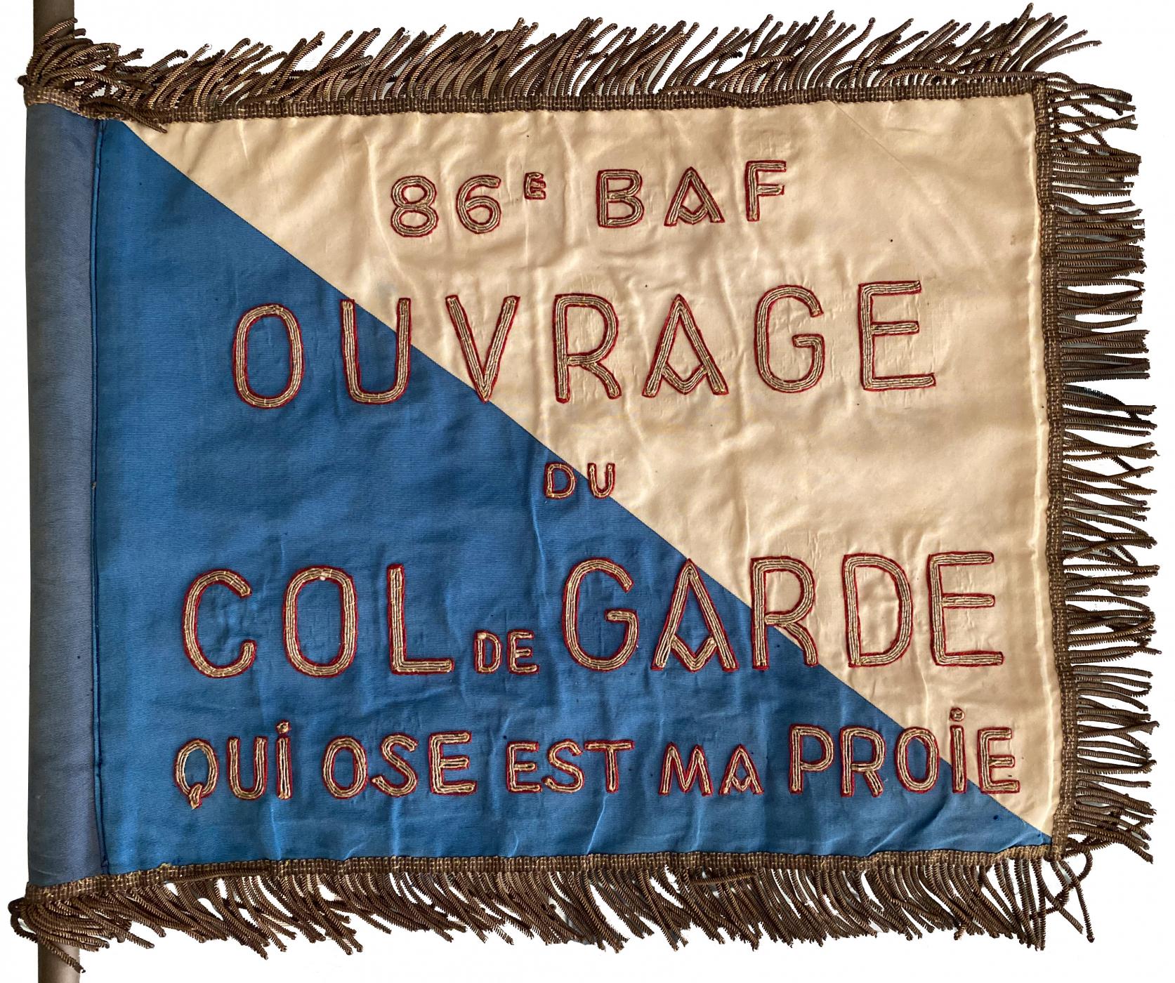 Ligne Maginot - COL DE GARDE (G) - EO10 - (Abri actif) - Le fanion de l'ouvrage tenu par le 86° BAF
Coté avers