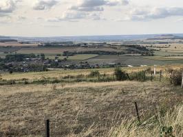 Ligne Maginot - LA FERTE - (Ouvrage d'infanterie) - Vue générale depuis les hauteurs au sud de La Ferté-sur-Chiers (en contre bas) et de l'ouvrage sur la colline au second plan.
Sur la ligne d'horizon, les Ardennes ou, pour nos amis belges, l'Ardenne