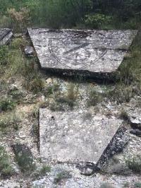 Ligne Maginot - CHAMP de TIR d'AGAISEN (CT) - E04 (Abri actif) - Dalle triangulaire (hélas brisée) de 2 m de hauteur environ, au talus de la piste militaire d'accès, portant gravé l'insigne du 7ème Génie