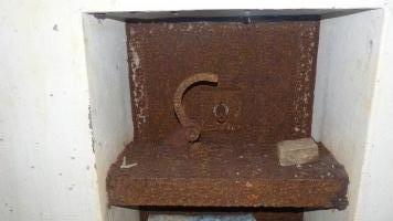 Ligne Maginot - LE CHESNOIS - CHENOIS - (Ouvrage d'artillerie) - Entrée mixte
Le système à cliquet permettant de redescendre la porte