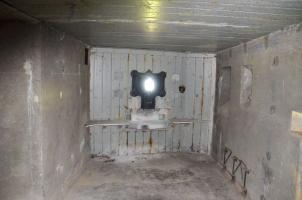 Ligne Maginot - 112 - BETTLACH SUD - (Casemate d'infanterie - Double) - Chambre de tir mitrailleuse sud
A droite, le 1er créneau est une goulotte lance grenade, le 2e un créneau de tir FM ou fusil